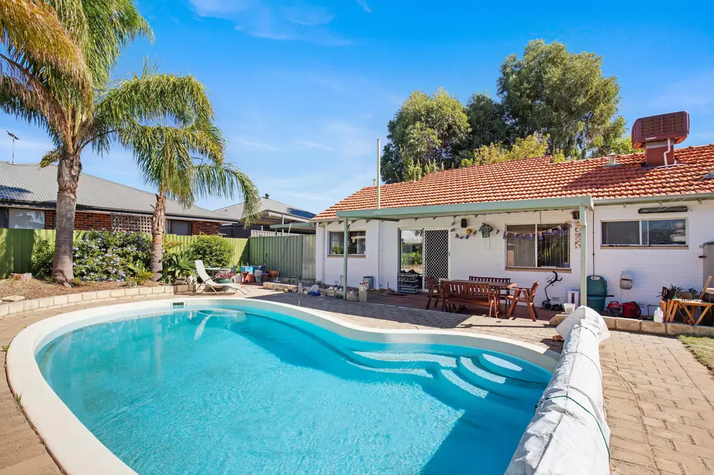 Thornlie 4房  Spacious Family Living with Poolside Charm!