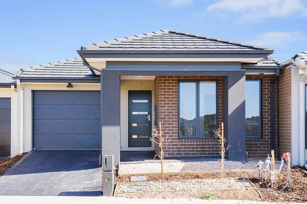 Modern 4-Bedroom Family Home with Garage in Mambourin