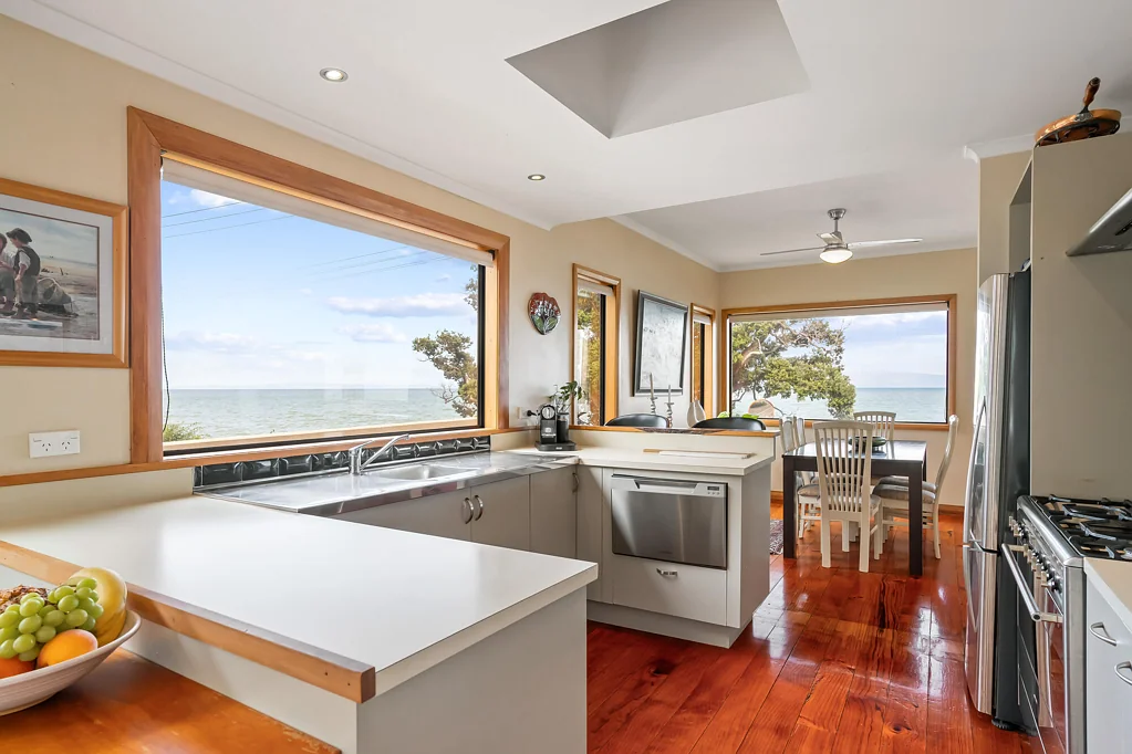 Thornton Bay 2Phòng ngủ Waterfront - Priced to sell in Thornton Bay!