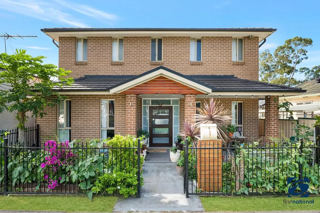 Liverpool 5Zimmer Two Storey Residence With Freestanding Street Facing Outer Building - Potential Rental $1,250.00 per week
