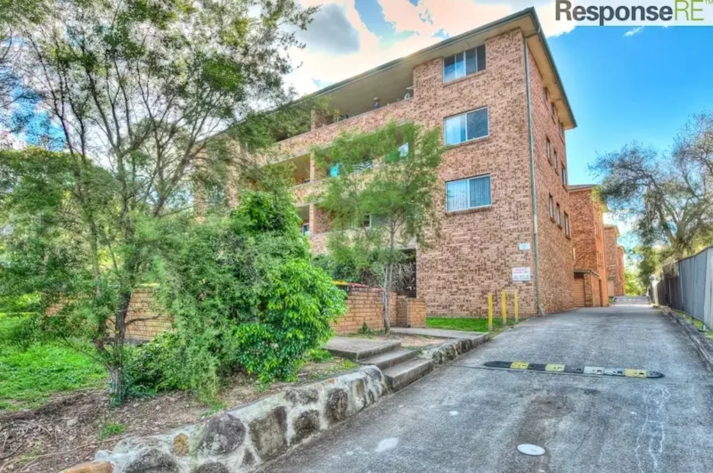 CONVENIENT TWO-BEDROOM UNIT IN A GREAT KINGSWOOD LOCATION!