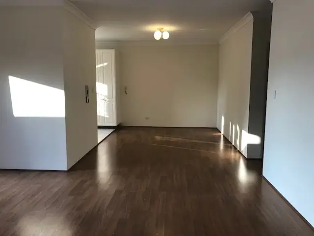 MODERN 2 BEDROOM UNIT CENTRALLY LOCATED IN BEVERLY HILLS