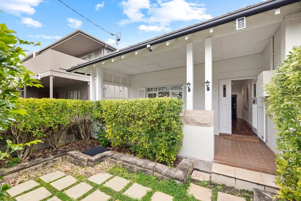 Vaucluse 5房 Vaucluse经典半独立屋 高挑华丽天花板 原木地板 铅框窗户 北向阳光庭院 四卧双车位 朝海港景 Beautifully Presented Semi Offering Abundant Space & Character in Peaceful Pocket