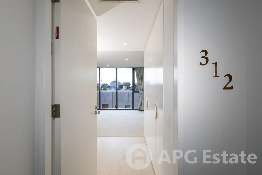 South Yarra 1 Bedroom Modern Elegance in the Heart of South Yarra – Perfect for First Home Buyers or Investors