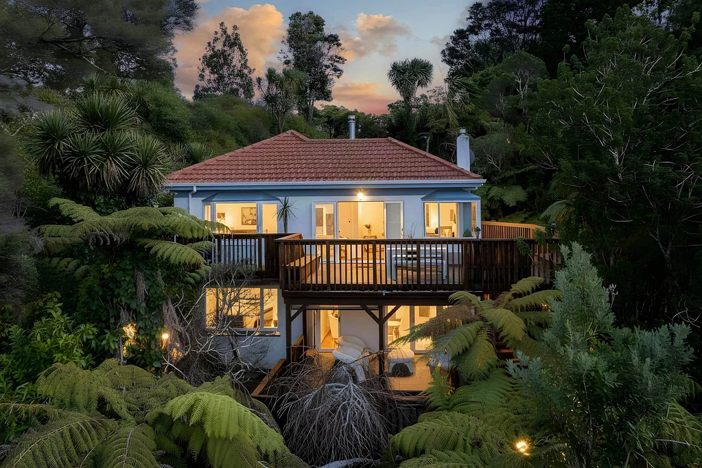 Titirangi 3chambre Solid Craftsmanship Meets Village Lifestyle