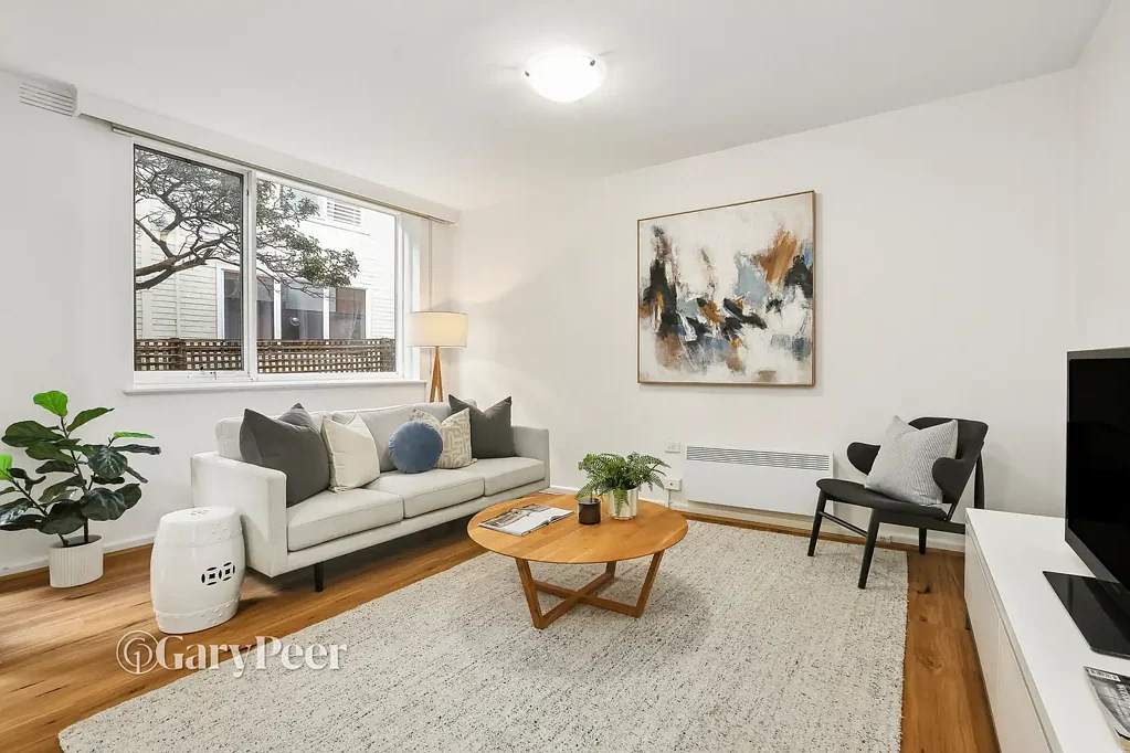 St Kilda East 2कमरा Spacious, sunlit & superbly situated