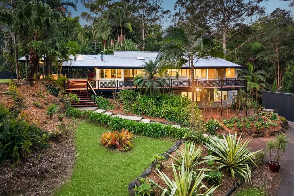 Mons 5Kwarto Spacious Family Living in a Private Acreage Setting