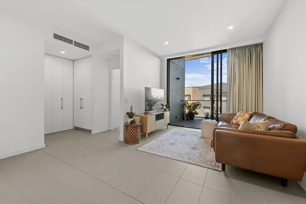 Hamilton 1Moenga Top Floor Lifestyle Living with Sweeping Parkland & City Skyline Views