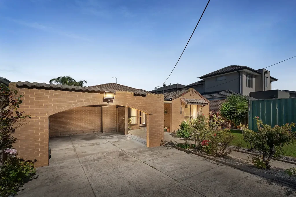 Airport West 4chambre Vintage Vibe on Land That Thrives
