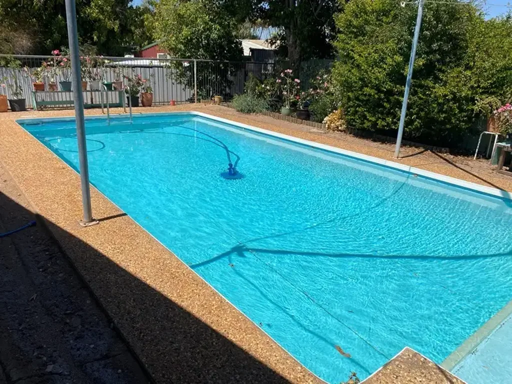 4 BEDROOM HOUSE WITH POOL!