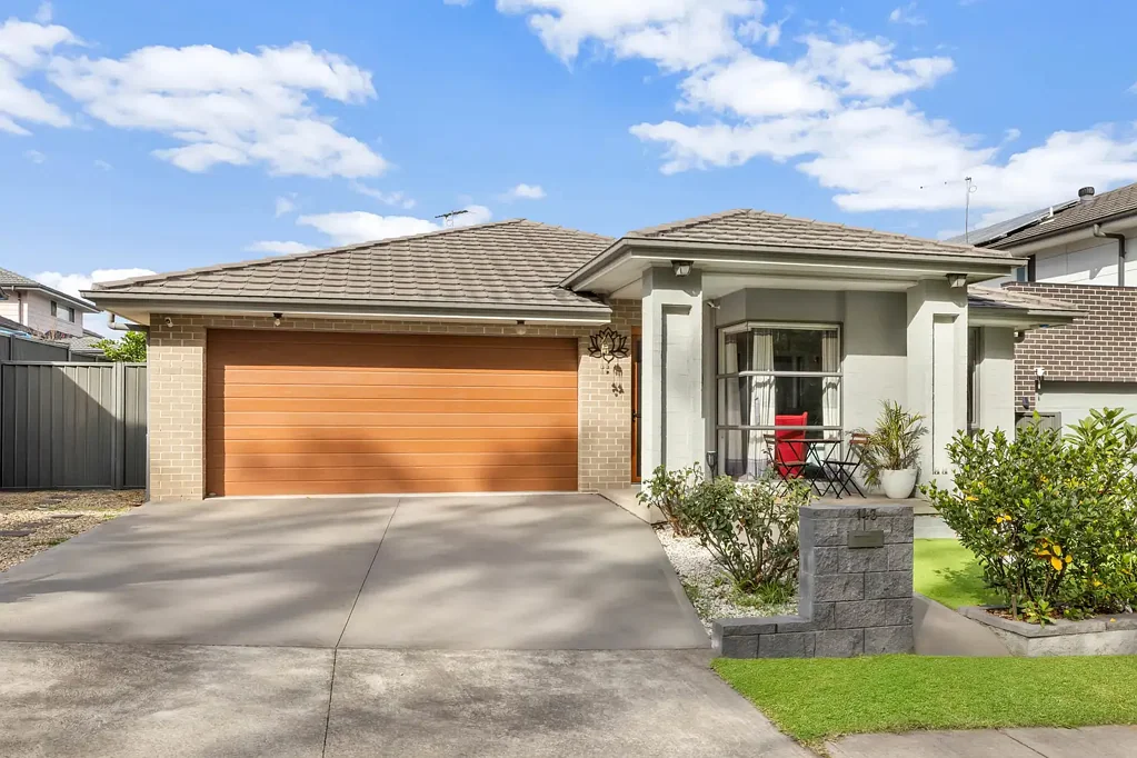 Riverstone 4कमरा Spacious and Sunlit Single Level Stunner
