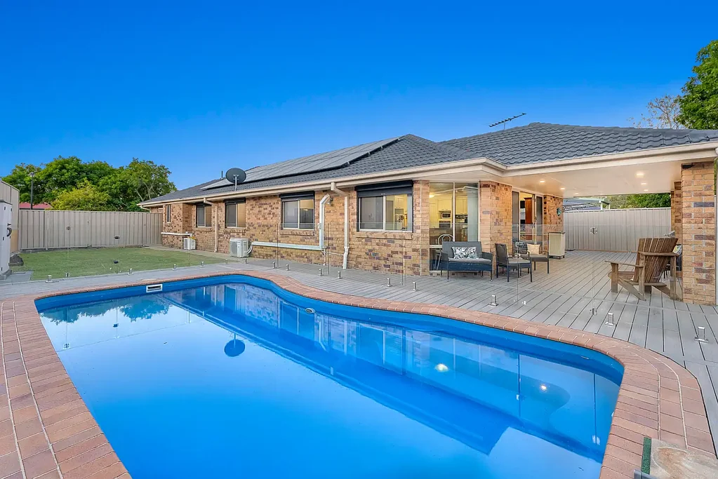 North Lakes 4部屋 Stylish 4-Bedroom Family Retreat with Pool & Side Access!