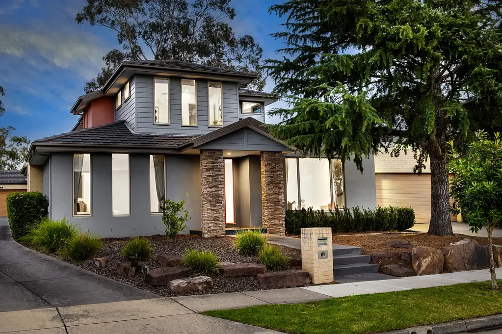 Mitcham 4房 宽敞双层联排别墅，带底层主卧和独立车道 Spacious double storey townhouse with ground floor main bed & separate driveway