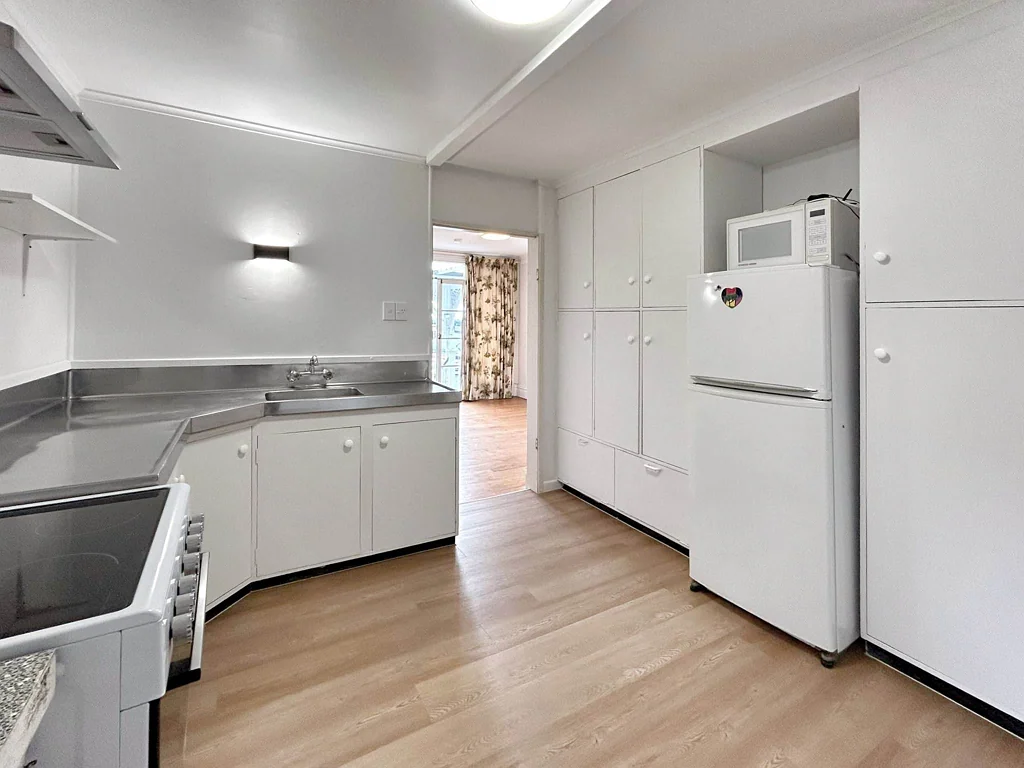 Heritage Charm & Comfort – Spacious 4-Bed in H...