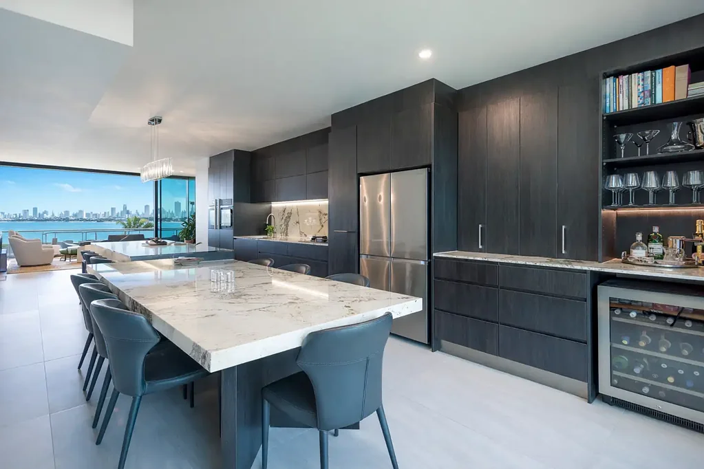 Paradise Point 2Kwarto Architecturally Refined Living with Breathtaking Coastal Outlooks