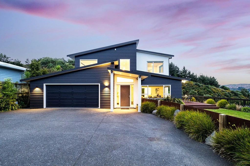 Tawa 5房  Room for Everyone, Views to Match! AUCTION