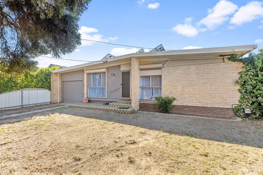 COMFORTABLE LIVING, CLOSE TO SHOPS & SCHOOLS