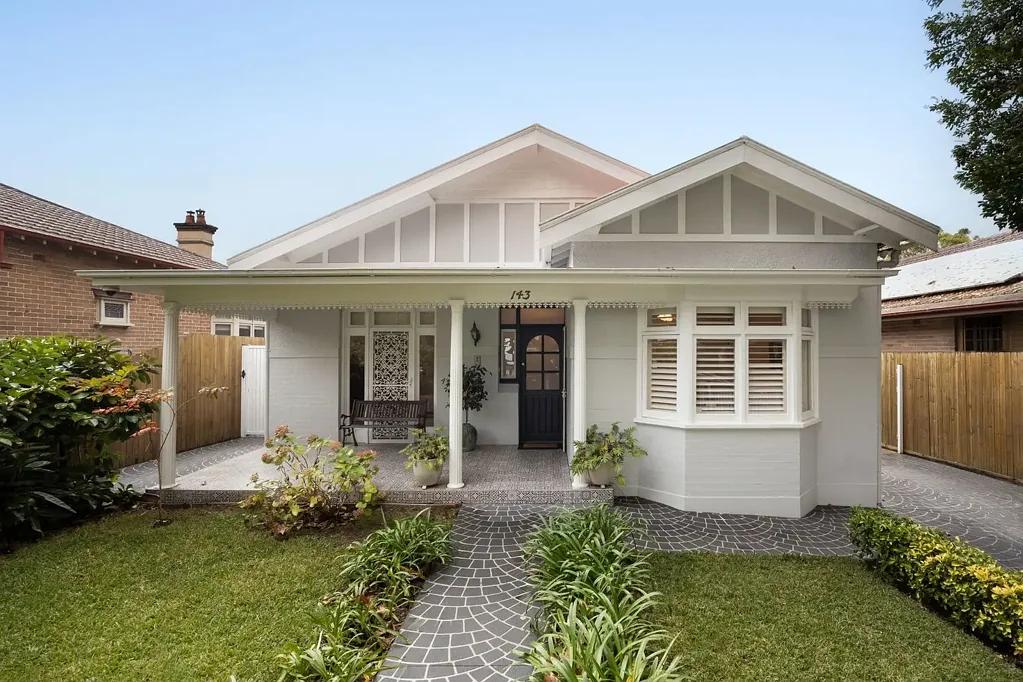 Strathfield 4房 双砖住宅 现代扩建 独立画室 开放式布局 岛式厨房 四卧高顶 时尚浴室 全季露台 优越学区 宽敞地块 Flawlessly transformed residence combines light, space and luxury