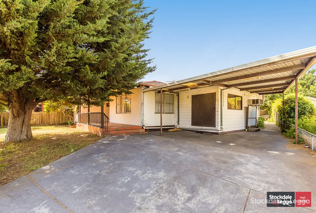 Laverton 4房 宽敞土地596m² 开发潜力无限 步行学校 公交便捷 周边公园众多 车库停车位 全屋地暖木地板 Position, Potential & Possibility - 596m² of Opportunity