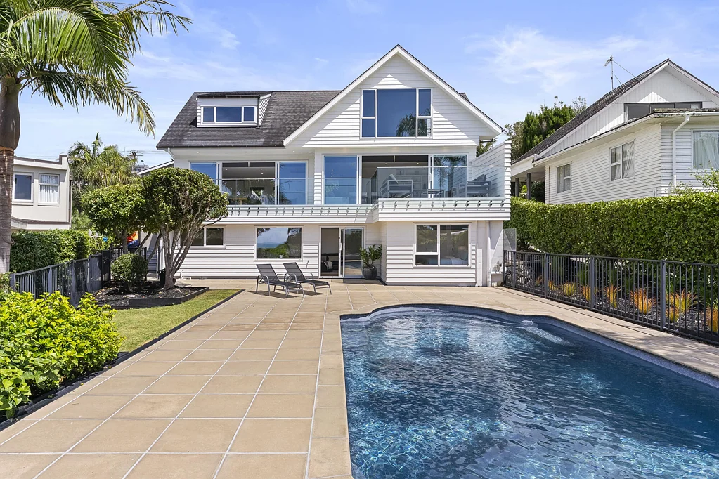 Murrays Bay 6房 翻新主屋+祖母房，臻享迷人海景，兼具投资潜力 Renovated Home & Granny with Stunning Sea Views