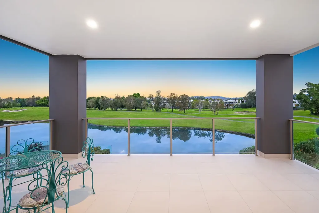 Benowa 5部屋 Golf Course Living with Sunset Views - International Buyers Welcome!