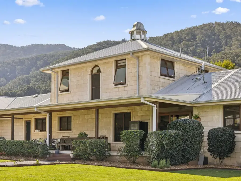 Bonville 4Habitaciones Grand Limestone Home on Picturesque Acreage...