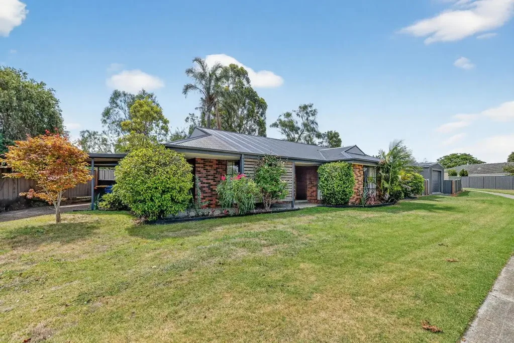 Sale 4Zimmer Quiet Court Living with Expansive Alfresco and Workshop-Ready Shed