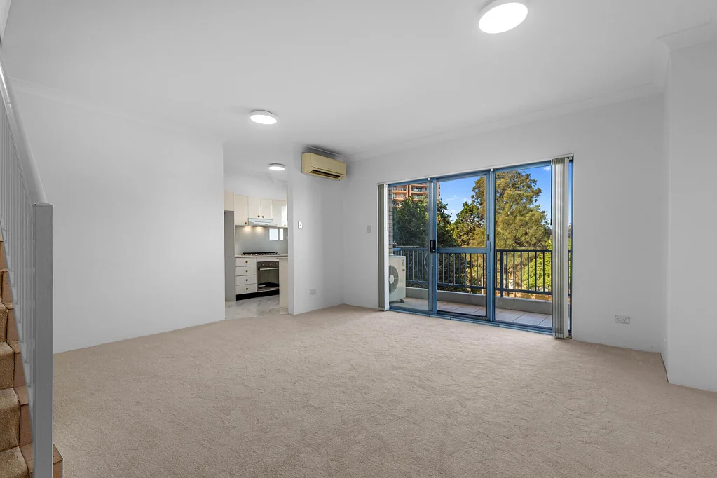 Hurstville 2房 步行火车站 Westfield 新地毯 新油漆 现代厨房 宽敞卧室 宁静主卧 阳光阳台 全年空调 安全停车 错层设计 Stylish Split-Level Living Just Moments from Hurstville Station