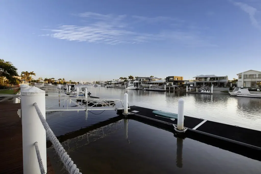 Buddina 5房  RARE DOUBLE BRICK LARGE FAMILY HOME / DUAL LIVING- MAIN CANAL BUDDINA - WALK TO BEACH