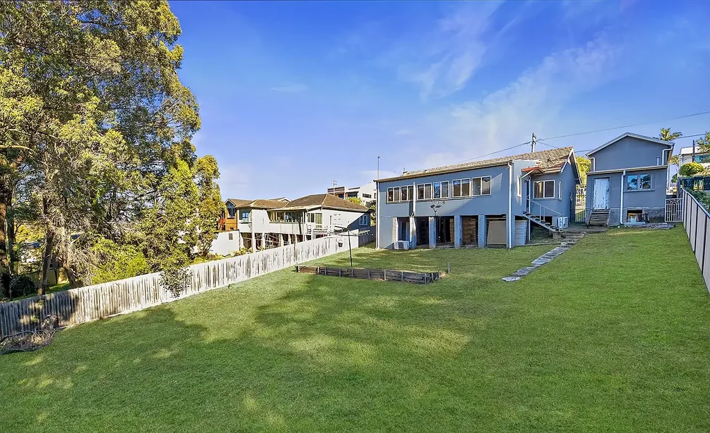 Bankstown 4房 888㎡宽景大地块 四卧现代奢居 银河花园 观景阳光房 步达名校 Large block with district views, rent the house until you build your dream home STCA
