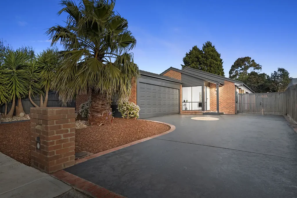 Mill Park 4બેડરૂમ Freshly Updated Family Home on Spacious 573m2 (approx) Allotment in a Prime Mill Park Location