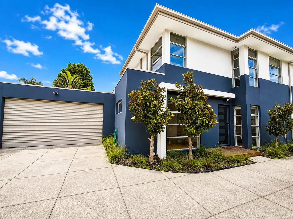 Walk to Everything! Spacious Townhouse in the Heart of Mentone