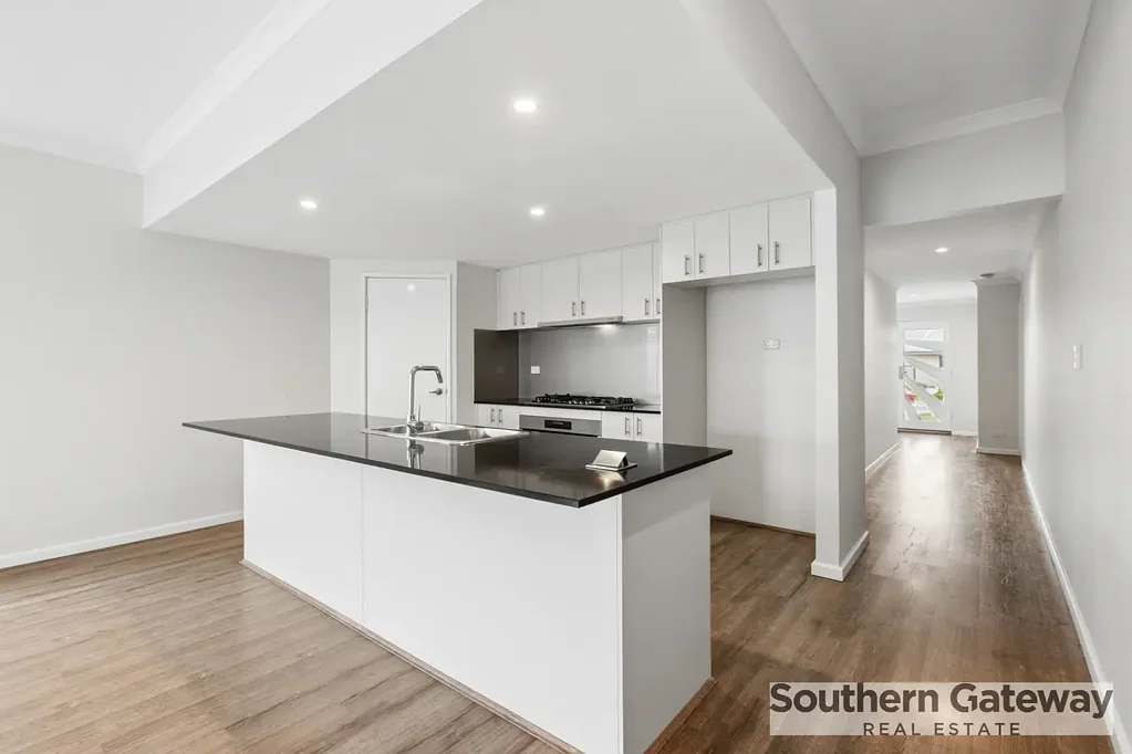SPACIOUS FAMILY LIVING WITH SIDE ACCESS & ENTERTAINER'S APPEAL