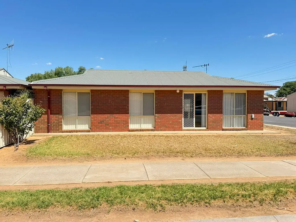 CENTRAL TOWNHOUSE FOR RENT