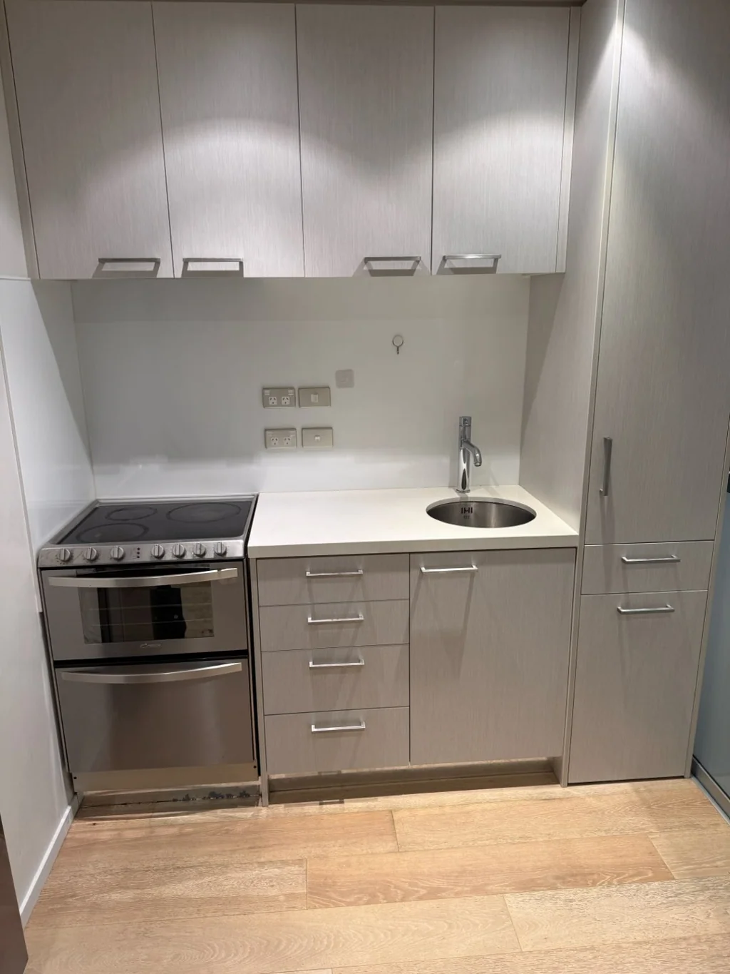 17 Wakefield St & 8 Airedale St 1房1厅(可作2房),