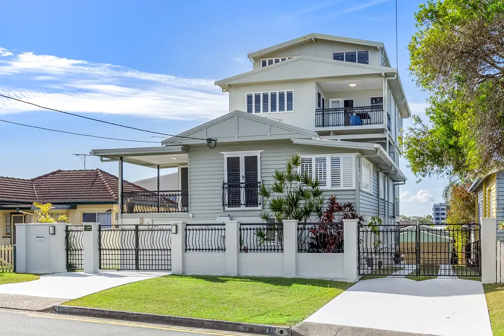 Margate 4 Bedroom Coastal Oasis with Stunning Bay Views