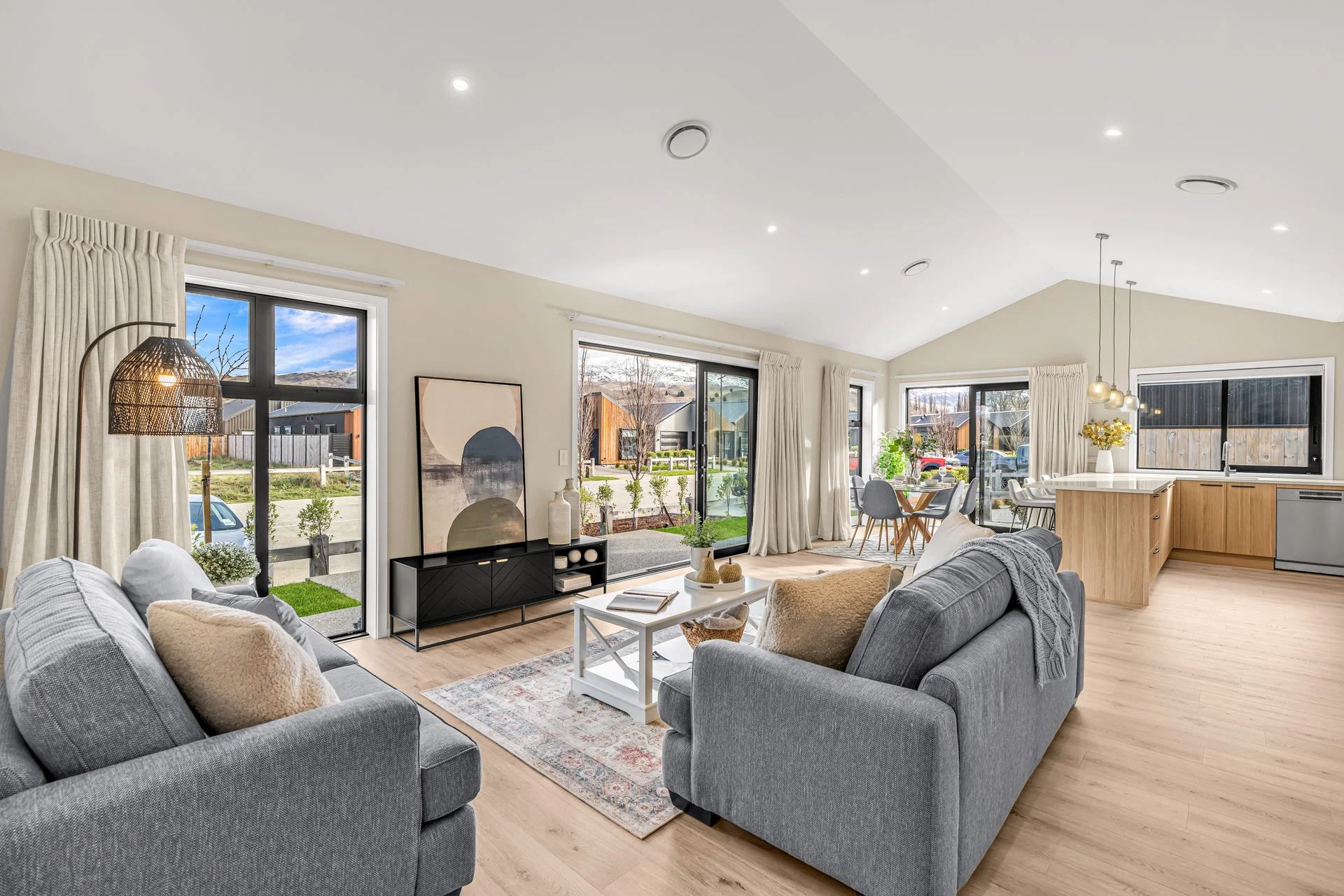 Cromwell 3 Slaapkamer Simply Stunning. Brand New. Ready Now.