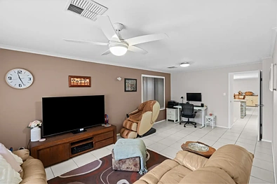 客厅 - 11 Minorca Court, Parafield Gardens, SA 5107