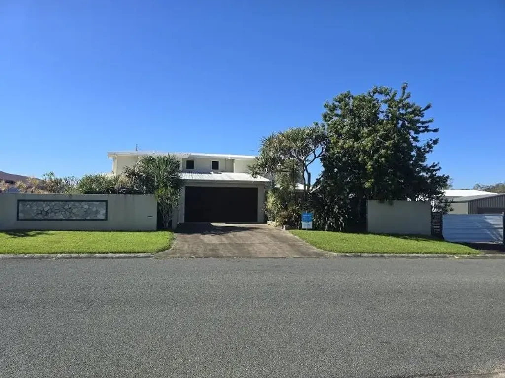 Tin Can Bay 4部屋 Coastal Paradise: Double-Storey Haven with Pool & 7-Car Garage