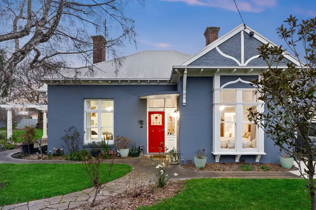 Colac 4房  A Central Family Retreat That Has It All!