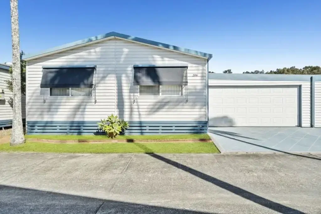 Kingscliff 3 Bedroom Fabulous lowset home! 3 Bedrooms, 1 bathroom, 
Double Remote Garage.
