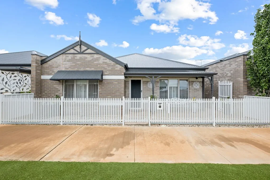 Mildura 3 Slaapkamer STAND ALONE NEAR NEW TOWNHOUSE