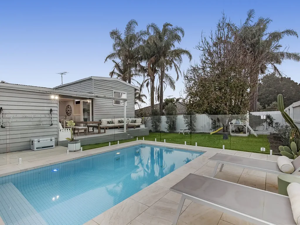 Frankston 4部屋 Elevated North-Facing Family Living with a Luxurious Magnesium Pool