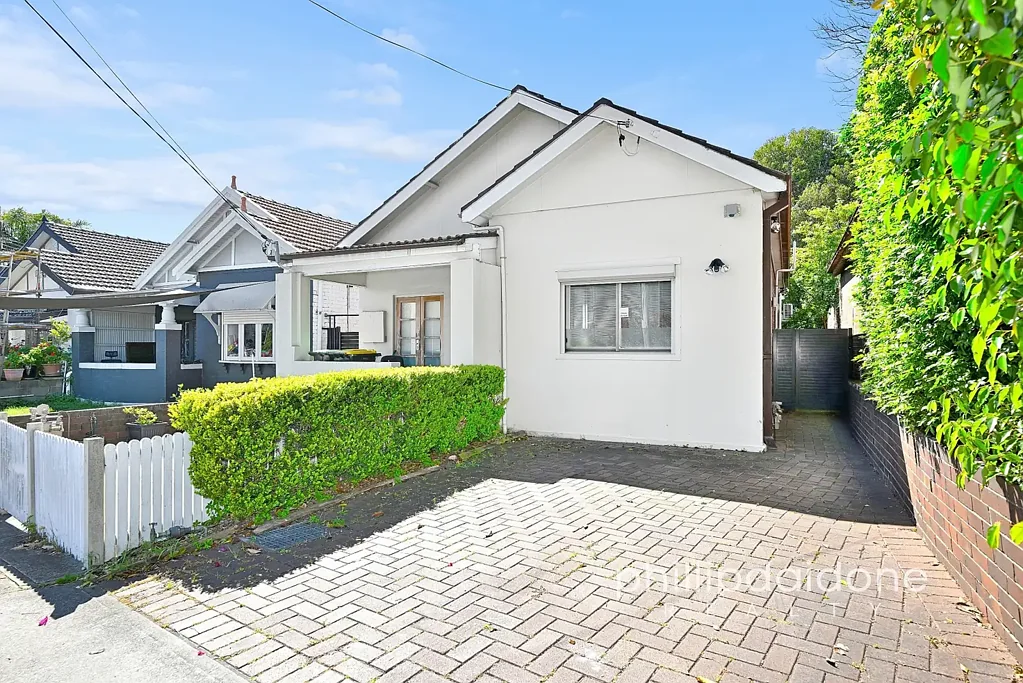 Lilyfield 2房 现代风格。优越的 Inner West 位置。 Modern Style. Prime Inner West Location.