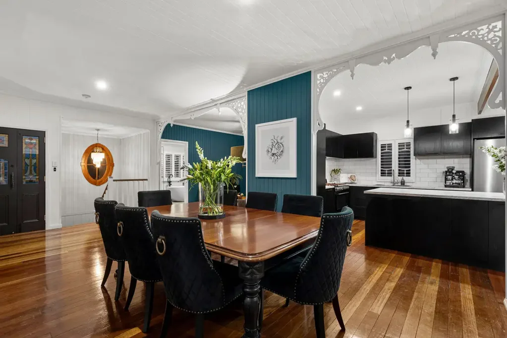 Wynnum 5બેડરૂમ Timeless Family Living in Wynnum's Exclusive Avenues