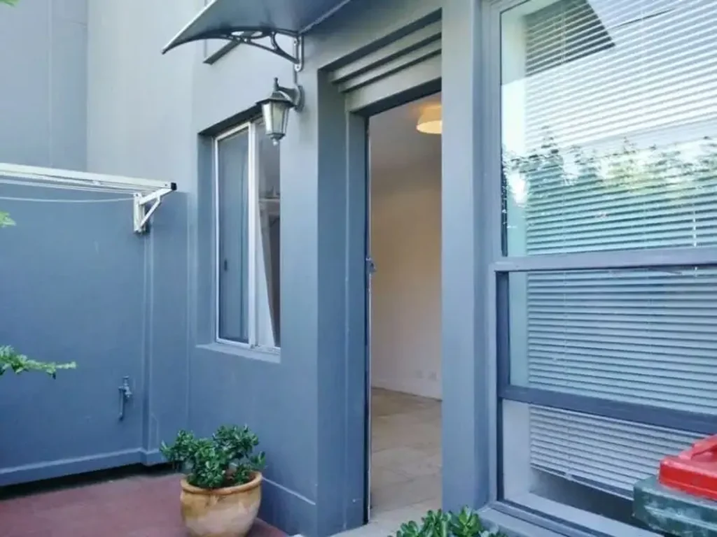 Two Bedroom Apartment in the Heart of Clovelly