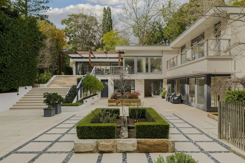 Gordon 5房 位于备受追捧的 East Side 的隐秘建筑师设计家庭庄园 Hidden Architect Designed Family Estate in Coveted East Side