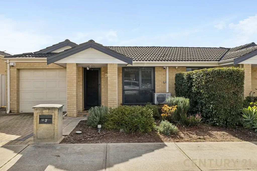 St James 3房  PERFECT LOCK AND LEAVE PROPERTY SURROUNDED BY CONVENIENCE!!