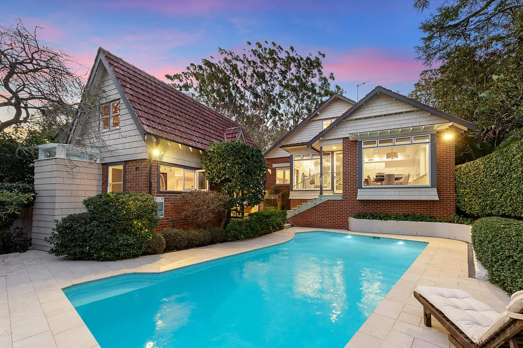 Wahroonga 4房 Arts and Crafts风格 790sqm朝北地块 设计师花园环绕 电动围栏门 豪华大理石厨房 加热泳池 泳池小屋 主卧带套 便利学区交通 'The Gatehouse', charm-filled luxury, dress-circle address