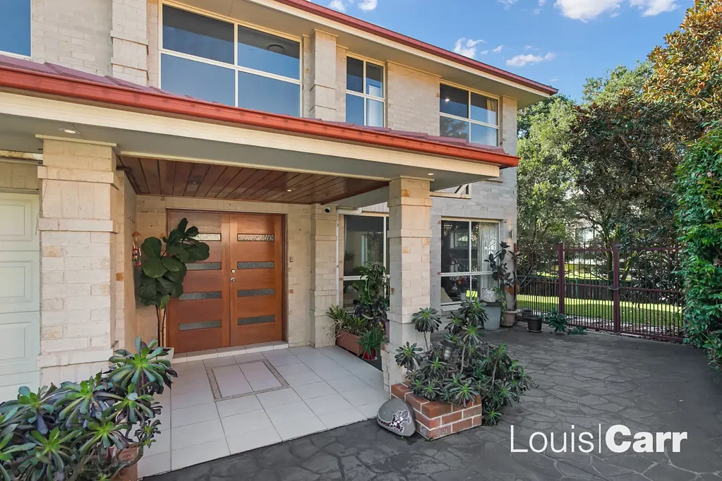 West Pennant Hills 4房 朝北景观 朝北景观 家庭导向户型 优越地理位置 靠近公共交通 多个生活区域 宽敞主卧套房 现代升级厨房 户外露台区 平坦宽敞地块 双车库太阳能 Young Family Home Offering Flexible Multi-Generational Living with a North to Rear Aspect, Just 480m to CityBus